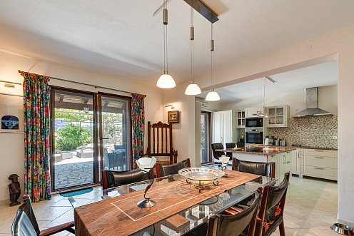 Exclusive Modern House with Authentic Character, Wine Cellar and Panoramic Views